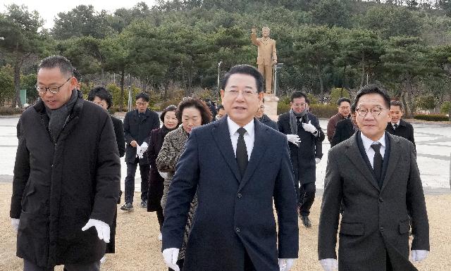 병오년 새해 무안 故김대중동상 참배