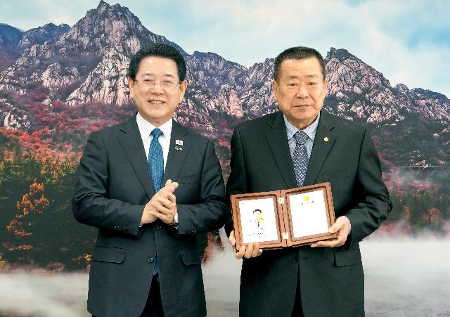홍일성 전남관광협회장 이임 공로패 수여